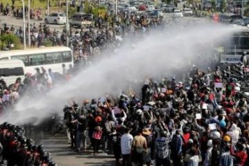 Militer Myanmar menyemprotkan gas air mata ke arah pengunjuk rasa