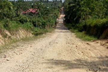 Salah satu ruas jalan menuju Gampong Buket Hagu.