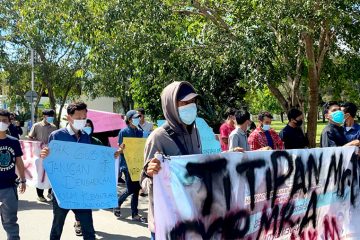 Aliansi Pemuda Bergerak Aceh (APBA) di Depan Kantor Gubernur Aceh, Kamis (11/2/2021)