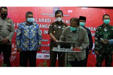 Asisten Pemerintahan dan Keistimewaan Setda Aceh, M Jafar 
menanda tangani komitmen pembangunan zona integritas Wilayah Bersih Korupsi (WBK) dan Wilayah Birokrasi Bersih Melayani (WBBM) Kamis (11/2/2021)