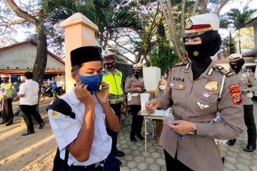 Ditlantas Polda Aceh Bagi-Bagi Masker di SMPN 12 Banda Aceh