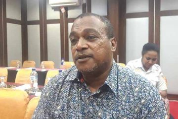 Jack Komboy, mantan bek tanggung Persipura FC yang kini jadi anggota DPRD Papua. Foto: indosport.com