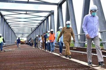 Gubernur Aceh Nova Iriansyah meninjau pembangunan Jembatan Kilangan di Aceh Singkil, Senin (14/9/2020) lalu.