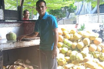 Zulkarnain, Pedagang Air Kelapa Jalan Imam Bonjol