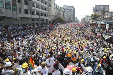 Pengunjuk rasa anti-kudeta mengangkat tangan mereka dengan tangan terkepal selama demonstrasi di dekat Stasiun Kereta Api Mandalay di Mandalay, Myanmar, Senin (22/2/2021). (AP)

Artikel ini telah tayang di Kompas.com dengan judul "Abaikan Ancaman Militer Myanmar, Puluhan Ribu Pengunjuk Rasa Gelar Revolusi 22222", Klik untuk baca: https://www.kompas.com/global/read/2021/02/22/174846370/abaikan-ancaman-militer-myanmar-puluhan-ribu-pengunjuk-rasa-gelar.
Penulis : Bernadette Aderi Puspaningrum
Editor : Bernadette Aderi Puspaningrum

Download aplikasi Kompas.com untuk akses berita lebih mudah dan cepat: