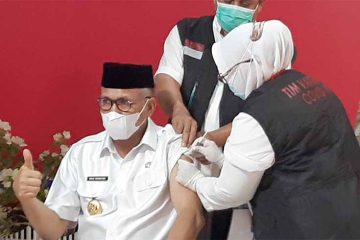 Gubernur Aceh Nova Iriansyan Ikuti Vaksin Covid-19