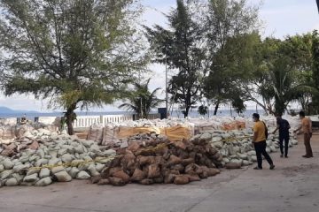 Ratusan karung berisi 150 ton limbah diduga hasil penambangan ilegal ditemukan aparat kepolisian di Aceh Selatan, Aceh. Foto: Dok. Polda Aceh
