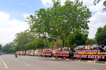 Papan Bunga di Depan kantor Gubernur, Isinya Ucapan “Aceh Termiskin”