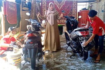 Sekolah SLB-B YPAC, Heni Ekawati, M.Pd meninjau usaha anak didik di Banda Aceh