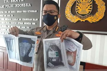 Kepala Bidang Humas Polda Aceh Kombes Pol Winardy memperlihatkan foto barang bukti penangkapan terduga teroris di Mapolda Aceh, Banda Aceh, (foto:antara)