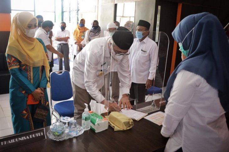 Gubernur Aceh, Ir. Nova Iriansyah, MT bersama Istri, Dr. Ir. Dyah Erti Idawati, MT menyerahkan zakat penghasilan kepada Baitul Mal Aceh, Banda Aceh, Rabu. (Antara)