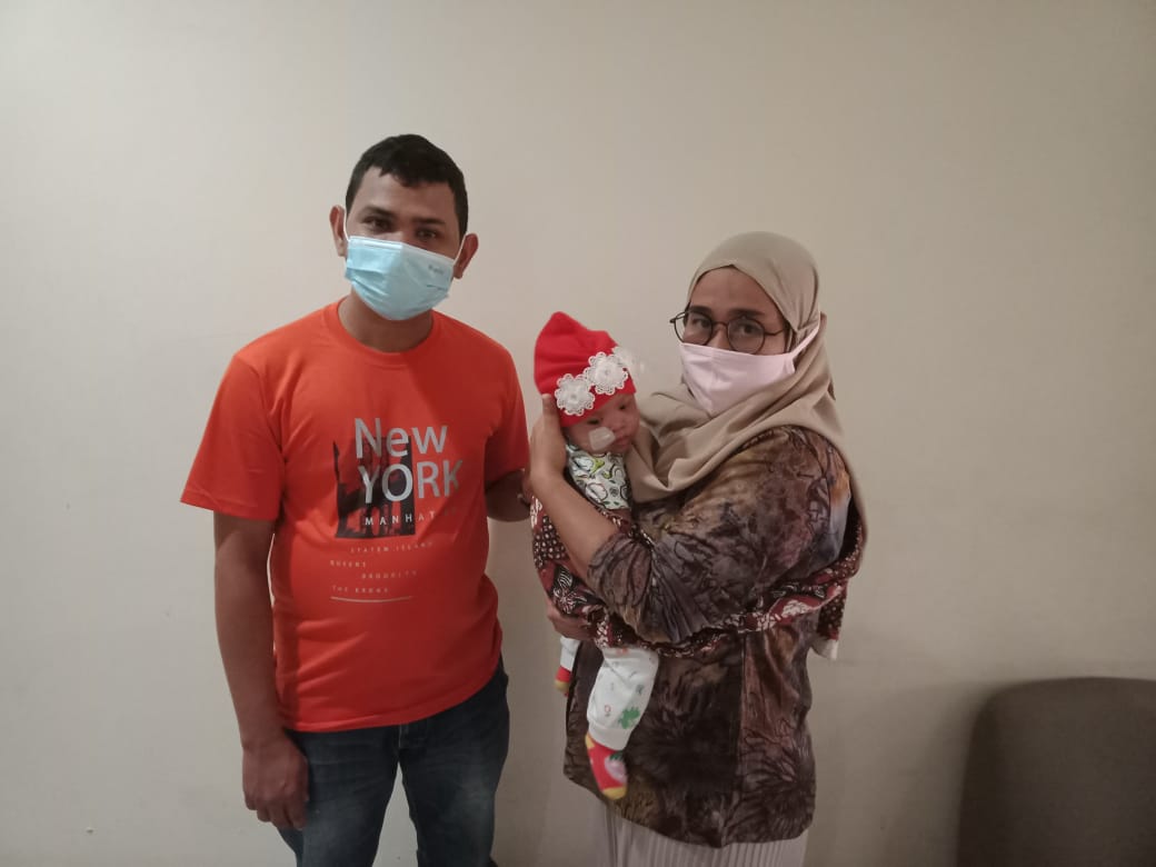 Afia Dara Fohan (10 bulan), bayi bocor jantung asal Lhokseumawe, dipangkuan ibunya didampingi Ayah (kiri) saat berfoto di Rumah Singgah BPPA, Cipinang, Jakarta Timur, Selasa, 2 Maret 2021.