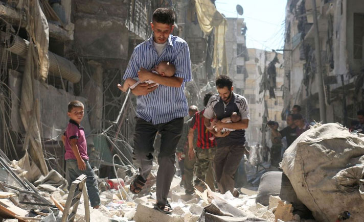 Beberapa orangtua menyelamatkan para bayinya setelah sebuah serangan udara yang melanda Distrik Aleppo di Suriah dalam perang saudara yang masih terus berlangsung. (Foto: News.sky.com)