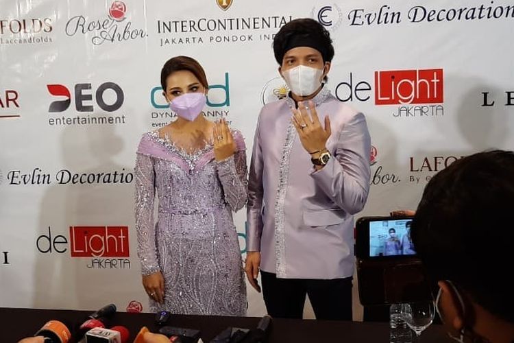 Atta Halilintar dan Aurel Hermansyah usai menggelar acara lamaran di hotel Intercontinental, Pondok Indah, Jakarta Selatan, Sabtu (13/3/2021)(Foto: Kompas.com)