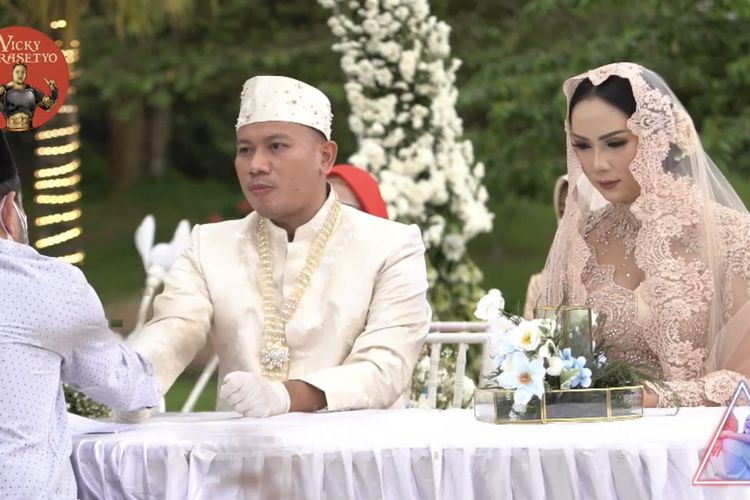 Sah, Vicky Prasetyo dan Kalina Octaranny jadi pasangan suami istri. (Foto: YouTube)