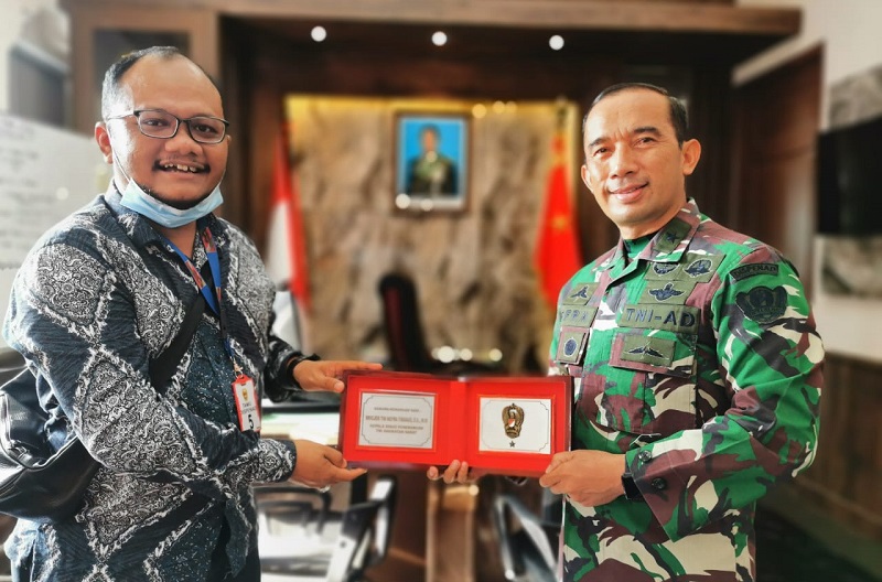 Bos media online Dialeksis.com, Aryos Nivada menerima cenderamata dari Kepala Dinas Penerangan Angkatan Darat (Kadispenad) Brigjen TNI Nefra Firdaus
