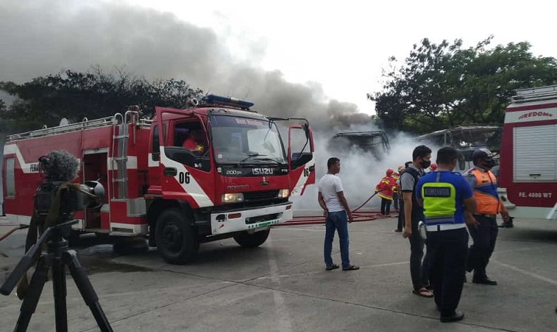 Petugas Pemadam Banda Aceh Sedang Memadamkan 2 Bus yang terbakar, Jum'at (20/3/2021) [Foto: Nukilan.id/Ji]