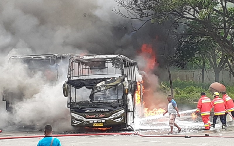 Simpati star dan Double Decker terbakar, di terminal Batoh Banda Aceh, Sabtu (20/3/2021).(Foto: Nukilan.id/Ji)