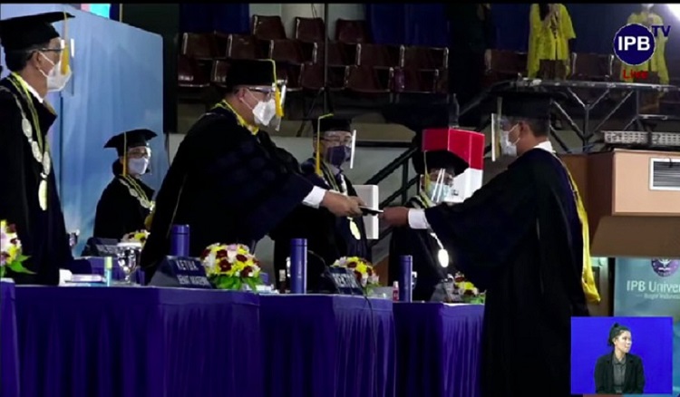 Penyerahan gelar kehormatan doktor honoris causa kepada Letjen Doni Monardo oleh IPB University (Tangkapan layar Youtube IPB TV), Sabtu, (27/3/2021) pagi.