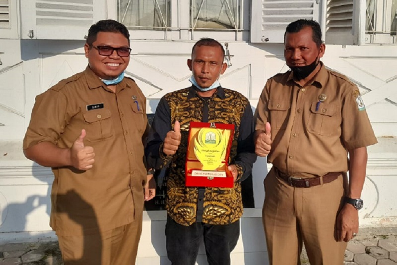 Foto Irwansyah didampingi Kadistanbunnak Aceh Tamiang, Yunus (kanan) dan Kabid Penyuluhan Azwanil Fachri (kiri)