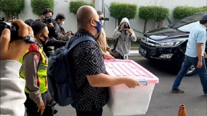 Komisi Pemberantasan Korupsi (KPK) mendatangi Gedung DPRD Provinsi Jabar di Jalan Diponegoro, Kota Bandung, Kamis (3/12). Mereka menggeledah sejumlah ruangan di Kantor DPRD Jabar dan membawa pulang beberapa berkas yang berhubungan dengan kasus yang menjerat Anggota DPRD Jabar Abdul Rozaq Muslim. (foto: tribunnews)