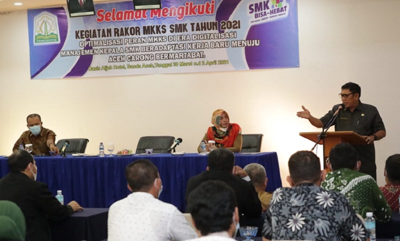 Kepala Dinas Pendidikan Aceh, Drs Alhudri, MM, Selasa (30/03/2021) malam saat membuka Rapat Koordinasi (Rakor) Musyawarah Kerja Kepala Sekolah (MKKS) Sekolah Menengah Kejuruan (SMK) Tahun 2021. (Foto: Dok. Humas Disdik Aceh)