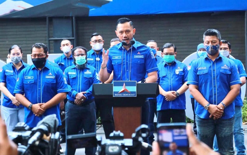 Agus Harimurti Yudhoyono (AHY) bersama segenap pengurus DPP Partai Demokrat saat konferensi pers di kantor DPP Partai Demokrat, Jalan Proklamasi, Menteng, Jakarta Pusat, Rabu (31/3/2021).