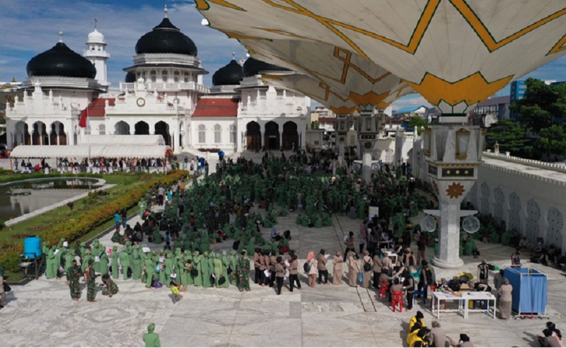 Masyarakat antusias mengikuti vaksinasi Coronavirus Disease 2019 (Covid-19) yang digelar secara massal di halaman Masjid Raya Baiturrahman (MRB), Banda Aceh. Selasa (30/3/2021). Foto: kumparan.
