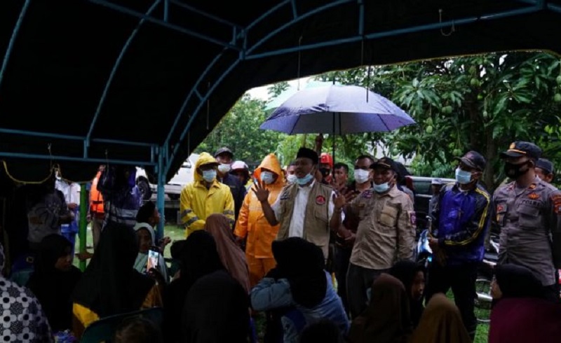 Bupati Aceh Besar Ir H Mawardi Ali meninjau perkembangan kondisi Gampong (desa-red) Pudeng, kecamatan Lhoong, yang diterjang banjir akibat intensitas hujan yang sangat tinggi, Minggu (29/3/2021).
