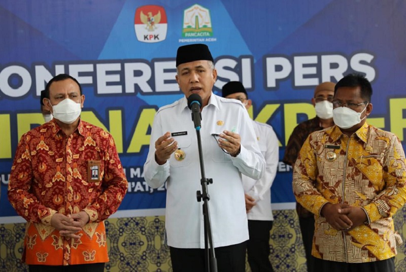 Ketua KPK Firli Bahuri (kiri), Gubernur Aceh Nova Iriansyah (tengah), dan Wali Kota Banda Aceh Aminullah Usman (kanan), saat konferensi pers di gedung Banda Aceh Convention Hall, Jum'at (26/3/2021).