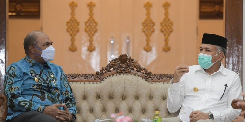 Gubernur Aceh, Ir. Nova Iriansyah, MT menerima kunjungan Silaturrahmi Wakil Gubernur Papua Barat Mohamad Lakotani, SH. M.Si, di Pendopo Gubernur Aceh, Banda Aceh, Selasa (30/3/2021).
