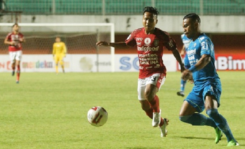 Pemain Persib Bandung Ardi Idrus berebut bola dengan pemain Bali United Fahmi Al Ayyubi pada pertandingan Piala Menpora di Stadion Maguwoharjo, Sleman, D.I Yogyakarta, Rabu (24/3).  Foto: Andreas Fitri Atmoko/ANTARA FOTO