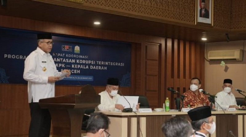 Gubernur Aceh, Nova Iriansyah, dalam Rapat Koordinasi (Rakor) Program Pemberantasan Korupsi Terintegrasi antara KPK dengan Kepala Daerah se Aceh, di Gedung Serbaguna Sekretariat Daerah Aceh, Jumat (26/03/2021).