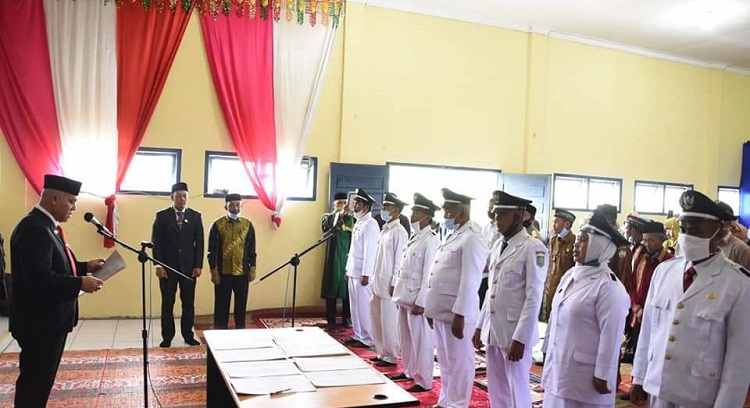 Bupati Aceh Tengah Drs. Shabela Abubakar sedang mengambil sumpah dan melantik 8 (Delapan) Reje