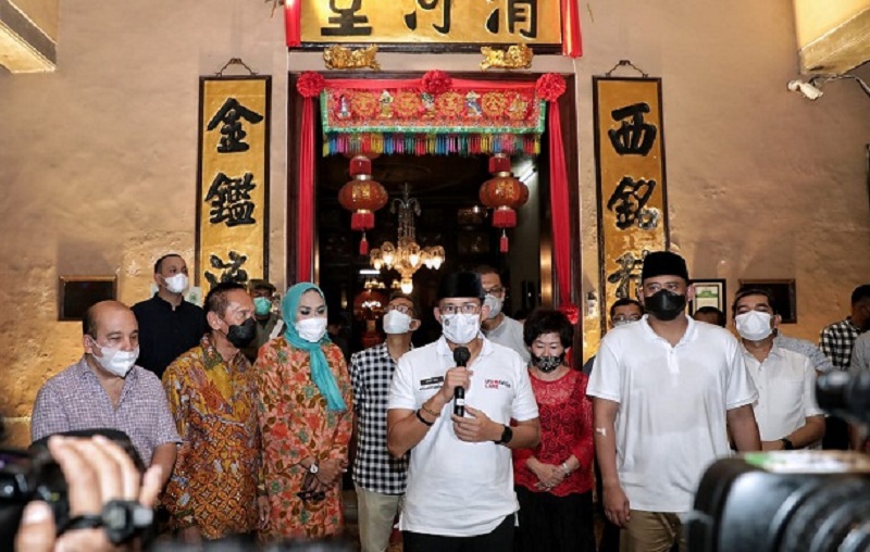 Menteri Pariwisata dan Ekonomi Kreatif Republik Indonesia, Sandiaga Salahuddin Uno didampingi Wali Kota Medan, Muhammad Bobby Afif Nasution saat berkunjung ke Kawasan Kesawan, di Kecamatan Medan Barat, Kota Medan, Sabtu (27/3/21) malam.(foto:ist/mistar)