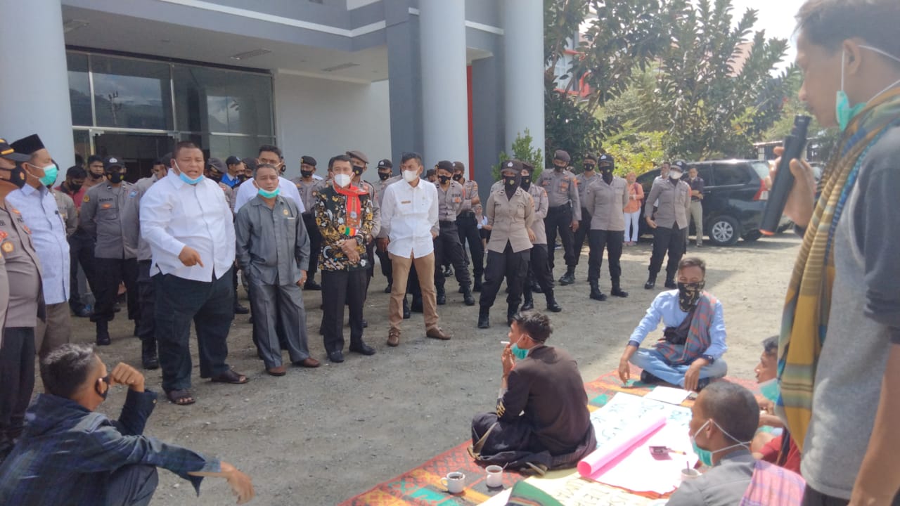 Aksi APBDES di depan Gedung DPRK Aceh Tenggara, Rabu (17/3/2021)