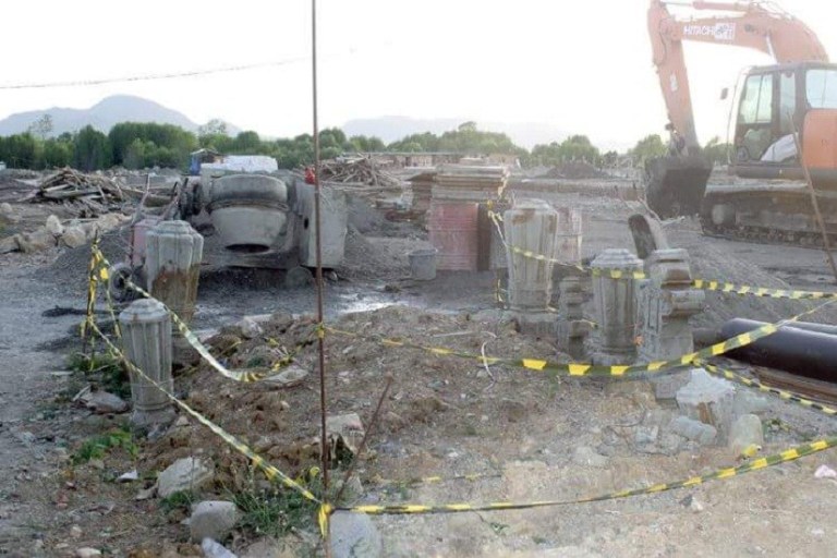 Nisan kuno yang ditemukan di lokasi pembangunan IPAL di Gampong Pande, Banda Aceh, Selasa (16/3/2021).