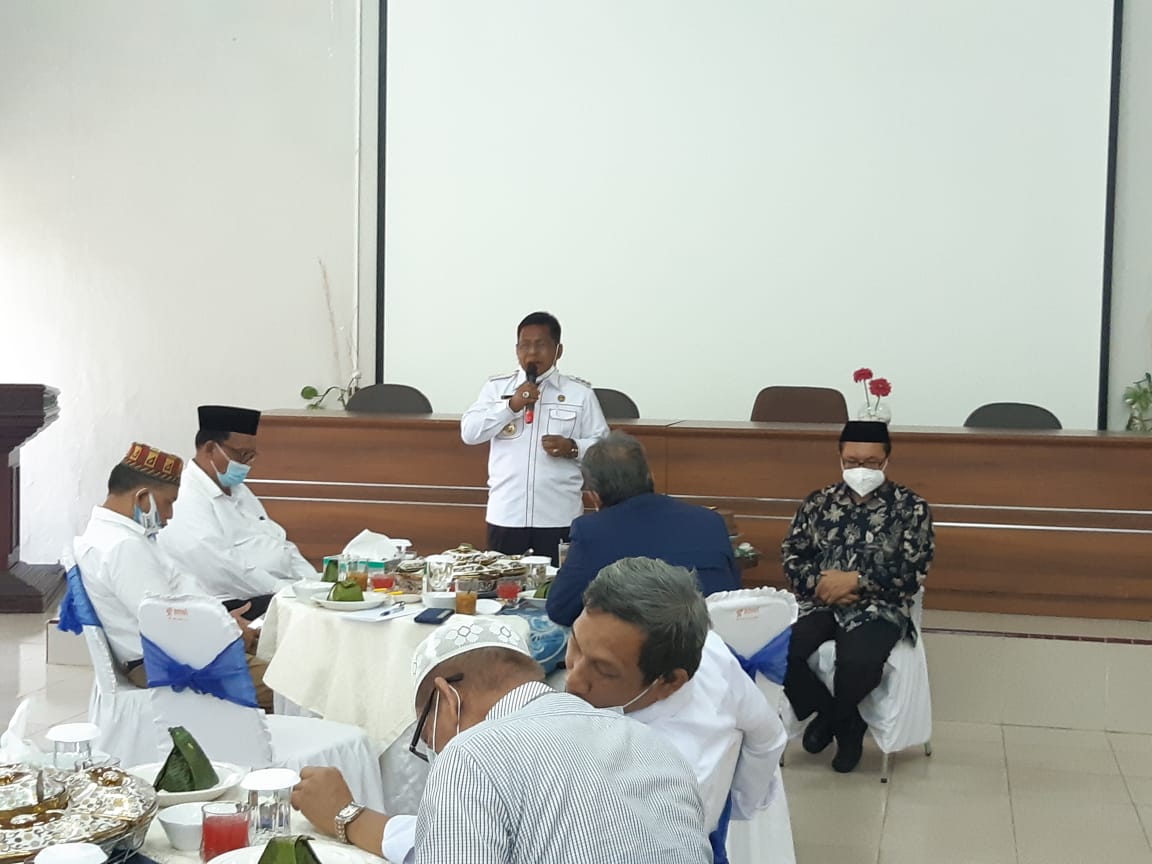 Walikota Banda Aceh Aceh sedang memberikan sambutan dalam acra silaturrahmi alumni dan karyawan USK. (17/3/2021)