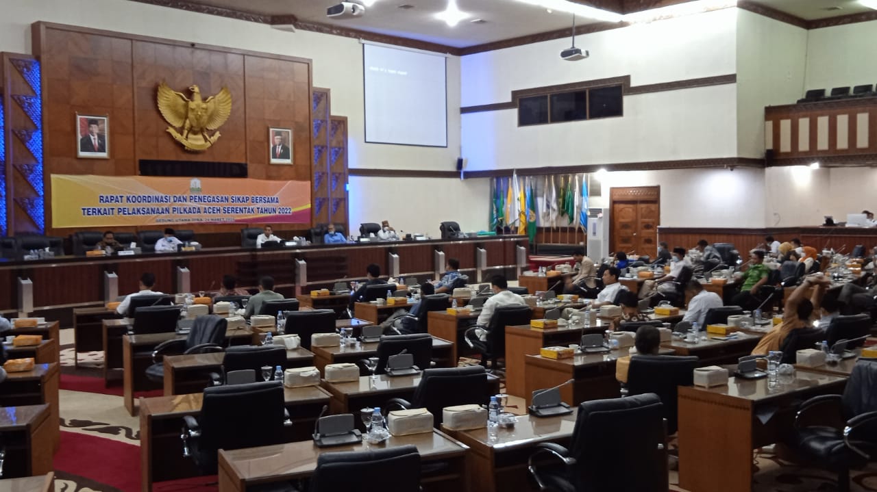 Rapat Koordinasi dan Penegasan Sikap Bersama Terkait pelaksanaan Pilkada Aceh serentak tahun 2022, di Gedung Utama DPR Aceh, Rabu (24/3/2022) (Foto: Nukilan.id/AW)