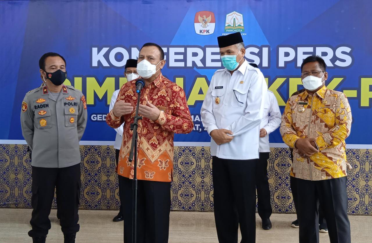 Ketua KPK Firli Bahuri didampingi Gubernur Aceh Nova Iriansyah, Wakapolda Aceh Brigjen Pol Raden Purwadi dan Wali Kota Banda Aceh Aminullah Usman, saat konferensi pers di gedung Banda Aceh Convention Hall, Jum'at (26/3/2021).