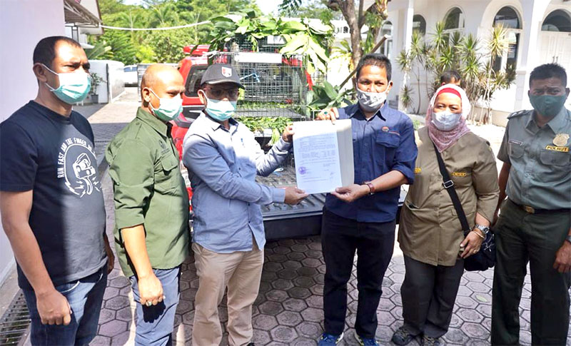 Drh Taing Lubis usai mengandangkan sejumlah burung di Rumah Dinas Wakil Gubernur Aceh, Kamis (11/3/2021).