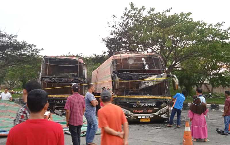 Dua Bus Pasca Simpati Star terbakar di terminal Batoh. (foto: Nukilan.id)