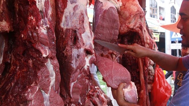 Suasana jual beli daging Meugang di Pasar Simpang Empat Kota Fajar (Foto: Nukilan)