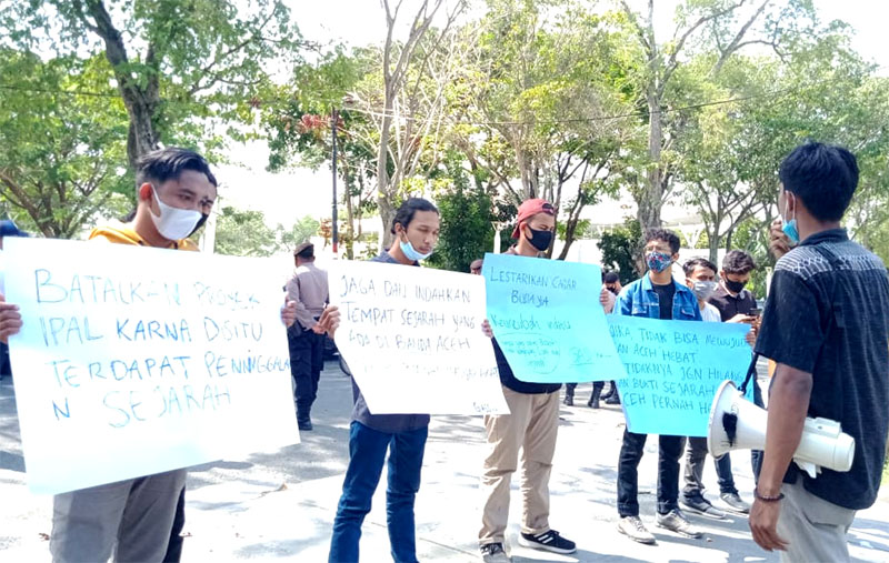 Aksi Gerakan Aneuk Sadar Sejarah di Halaman Gedung Walikota Banda Aceh. (foto: Nukilan)