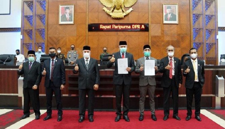 Gubernur Aceh, Nova Iriansyah dan Ketua DPRA, Dahlan Jamaluddin, dan Wakil Ketua DPRA pada saat foto bersama menunjukkan dokumen KUA dan PPAS 2021 kepada Anggota DPRA yang sudah disepakati dan diteken bersama dalam sidang paripurna di Gedung DPRA, Jumat (20/11/2020).  (Foto: serambinews.com).