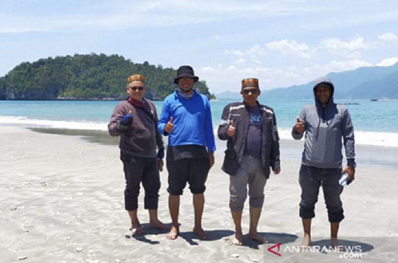 Akademisi Universitas Syiah Kuala (USK), UIN Ar Raniry, STKIP BBG Banda Aceh dan Ketua Kesatuan Nelayan Tradisional Indonesia (KNTI) Aceh saat menyambangi wilayah Lhok Kuala Daya, Kecamatan Lamno, Aceh Jaya, Kamis (11/3/2021). (ANTARA/HO)