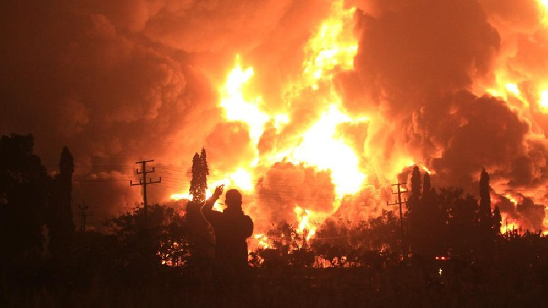 Kilang Pertamina Balongan, Kabupaten Indramayu, Jawa Barat, Terbakar, Minggu (28/3/2021) malam.