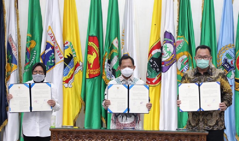 Menteri Dalam Negeri (Mendagri) Muhammad Tito Karnavian menandatangani nota kesepahaman antara Kementerian Dalam Negeri (Kemendagri), Kementerian Sosial (Kemensos), dan Forum Rektor Indonesia (FRI), di Gedung C Sasana Bhakti Praja Kantor Kemendagri, Senin (29/3/2021).