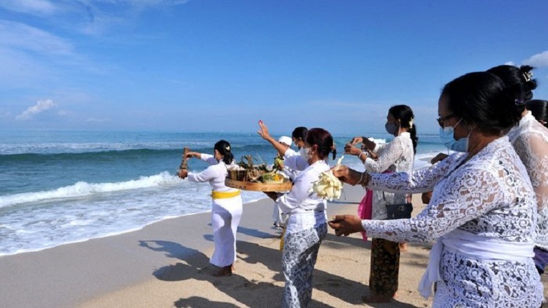 Umat Hindu mengikuti upacara Melasti menjelang Hari Raya Nyepi Tahun Saka 1943 di Pantai Kuta, Bali, Kamis (11/3/2021). Ritual Melasti untuk menyucikan alam agar Hari Raya Nyepi dapat berjalan hening serta damai tersebut dilakukan oleh perwakilan desa adat dengan jumlah terbatas serta menerapkan protokol kesehatan untuk mencegah penyebaran pandemi COVID-19. ANTARA FOTO/Fikri Yusuf/aww.
