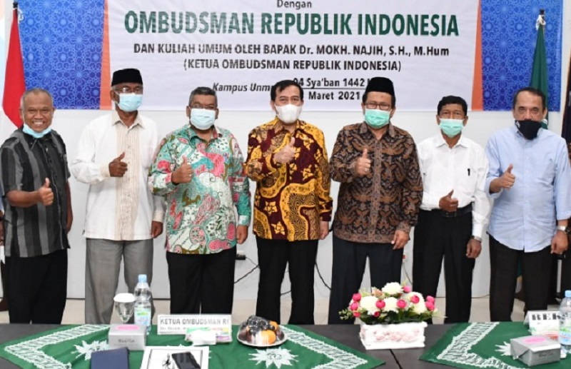 Ketua Ombudsman Republik Indonesia Pusat Dr. Mukhammad Najih, S.H, M. Hum (tengah), Kepala Ombudsman Aceh Dr. Taqwaddin Husin (Kanan) dan  Rektor Unmuha Dr. Aslamnur (kiri), (18/3/2021) (Foto: Ombudsman Aceh).